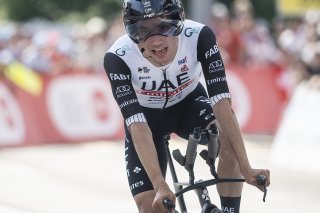 Juan Ayuso a fait coup double. L'Espagnol a gagné l'étape et pris le maillot de leader. KEYSTONE/GIAN EHRENZELLER